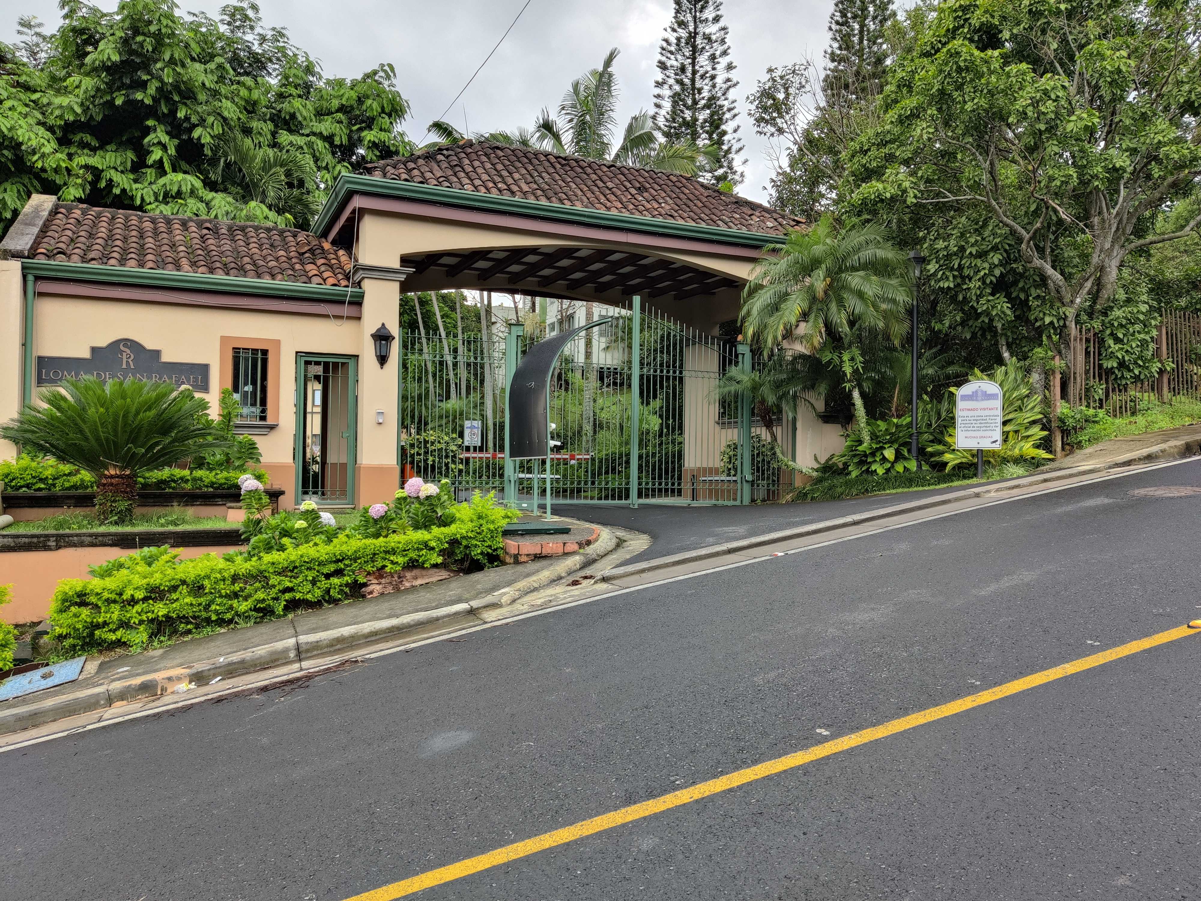 Alquiler de Moderno, seguro, amueblado y conectado apartamento con vistas únicas en Escazú