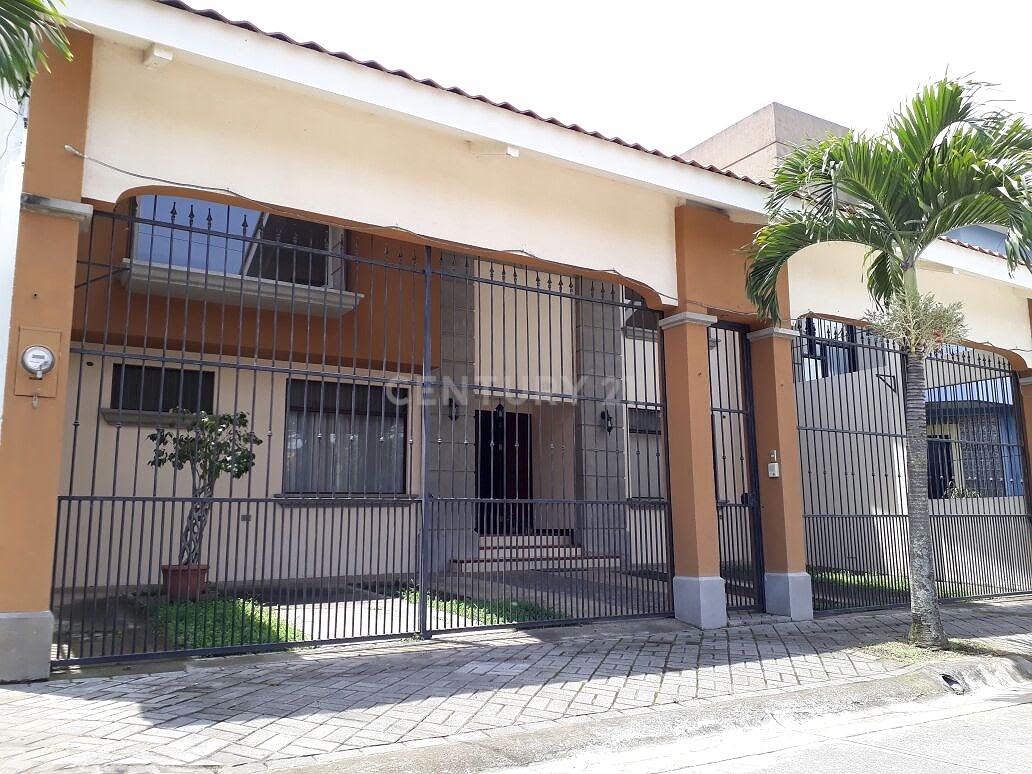 Se vende hermosa y muy amplia casa, Santo Domingo Heredia, $430,000