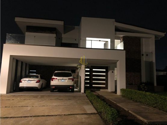 En venta casa con acabados de lujo en Hacienda Espavel, La Guácima