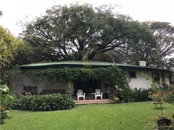 En venta casa de una planta rodeada de jardines, Brasil de Santa Ana