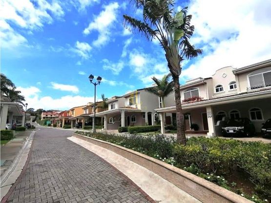 Casa de dos plantas en condominio a la venta, Guachipelín Norte de Escazú