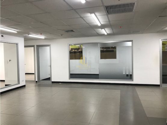 Oficina remodelada de 239 m2 a la venta en Oficentro Multipark, Guachipelín Norte