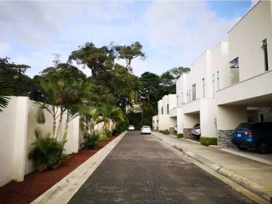 Casa de dos plantas para estrenar a la venta, cerca de Santa Ana Hills