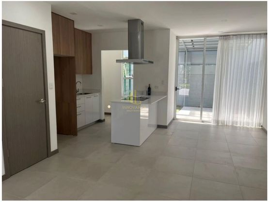 Casa de dos plantas en alquiler, Condominio Río Escondido. Piedades de Santa Ana