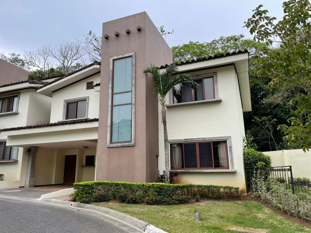 A la venta linda casa de dos plantas en condominio, Ciudad Colón