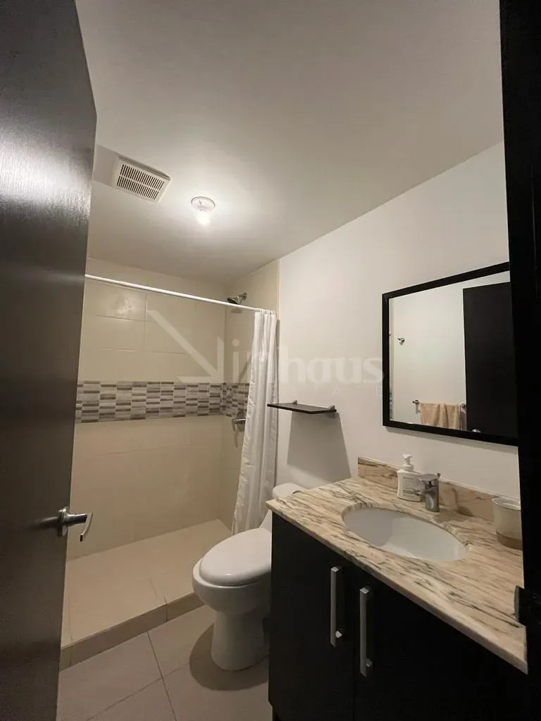 Venta de apartamento en primera planta con jardín. Alquilado - foto 2