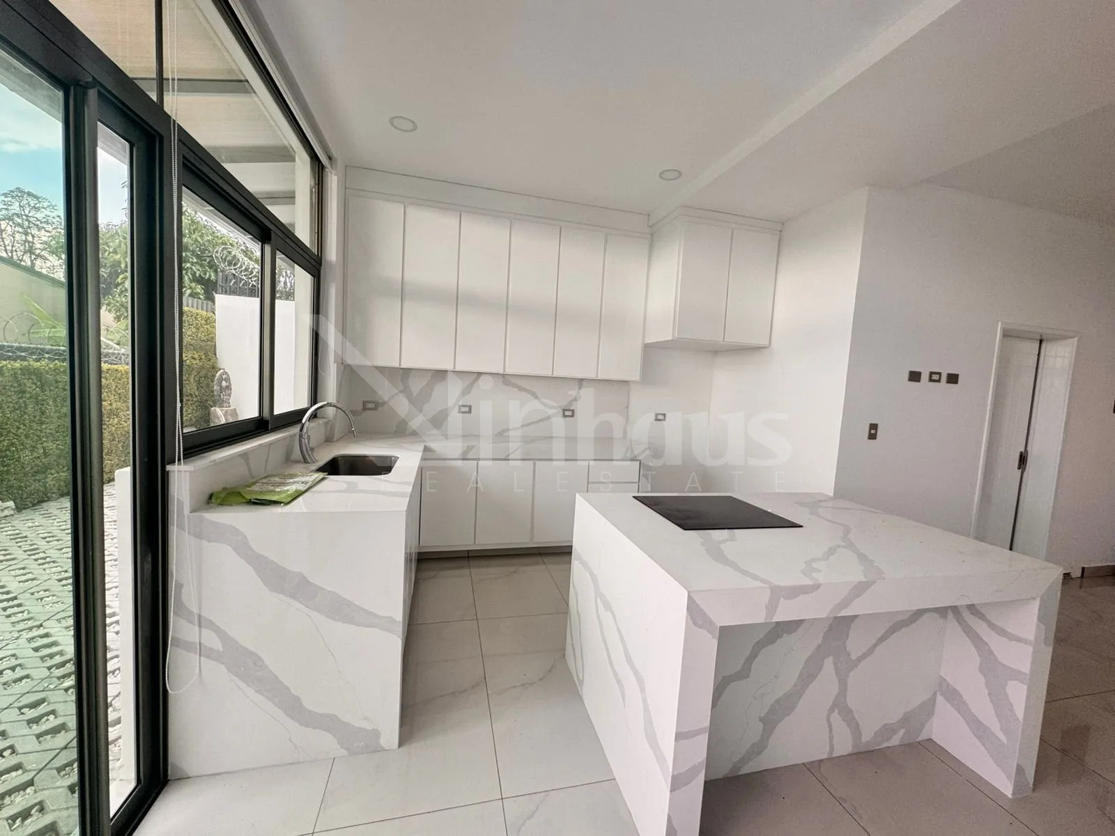 Alquiler de apto tipo loft con patio - foto 5