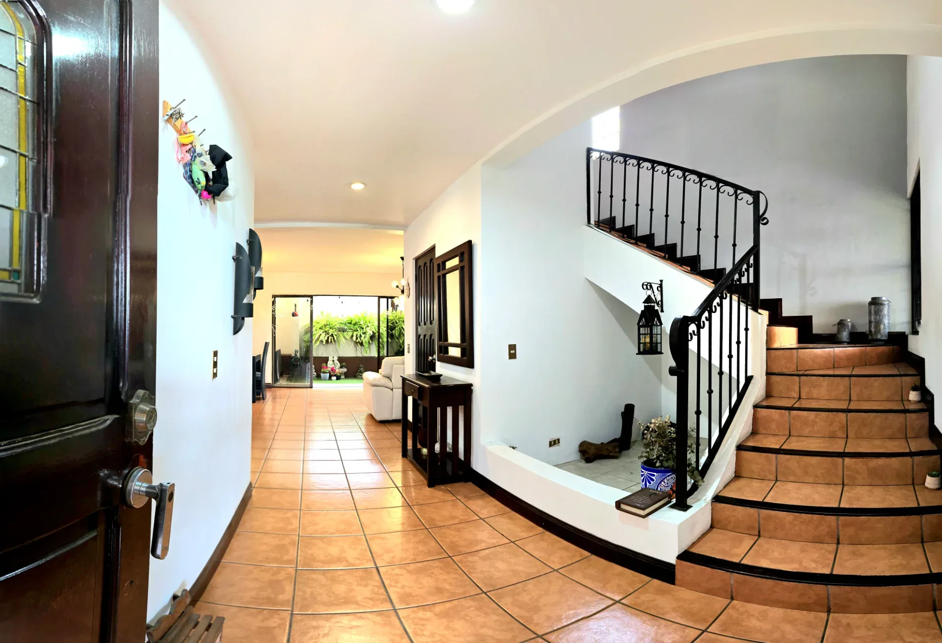 SE VENDE CASA COLONIAL MODERNA CON OFICINA INDEPENDIENTE Y UBICACION ESTRATEGICA EN HEREDIA