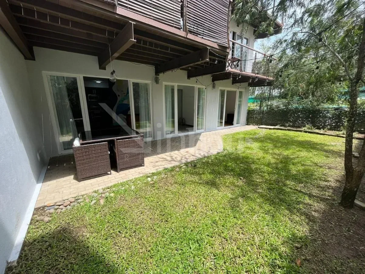 Venta de apartamento en primera planta con jardín. Alquilado