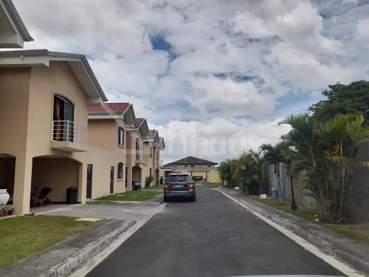 Venta de Condominio con 3 Casas en Lomas de Ayarco