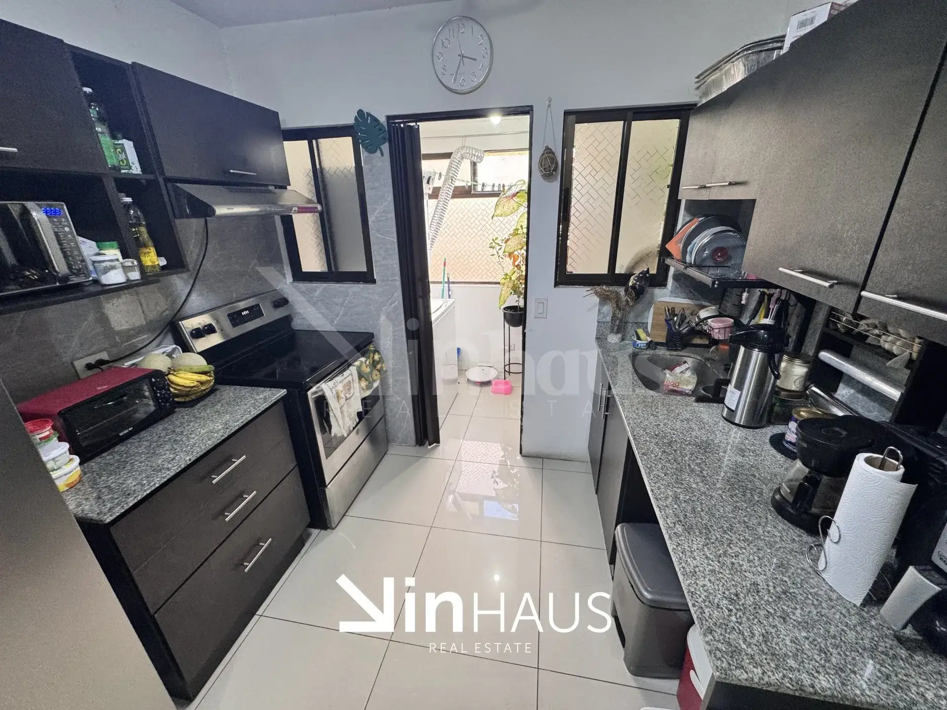 Venta de apartamento en primer nivel en condominio en Alajuelita