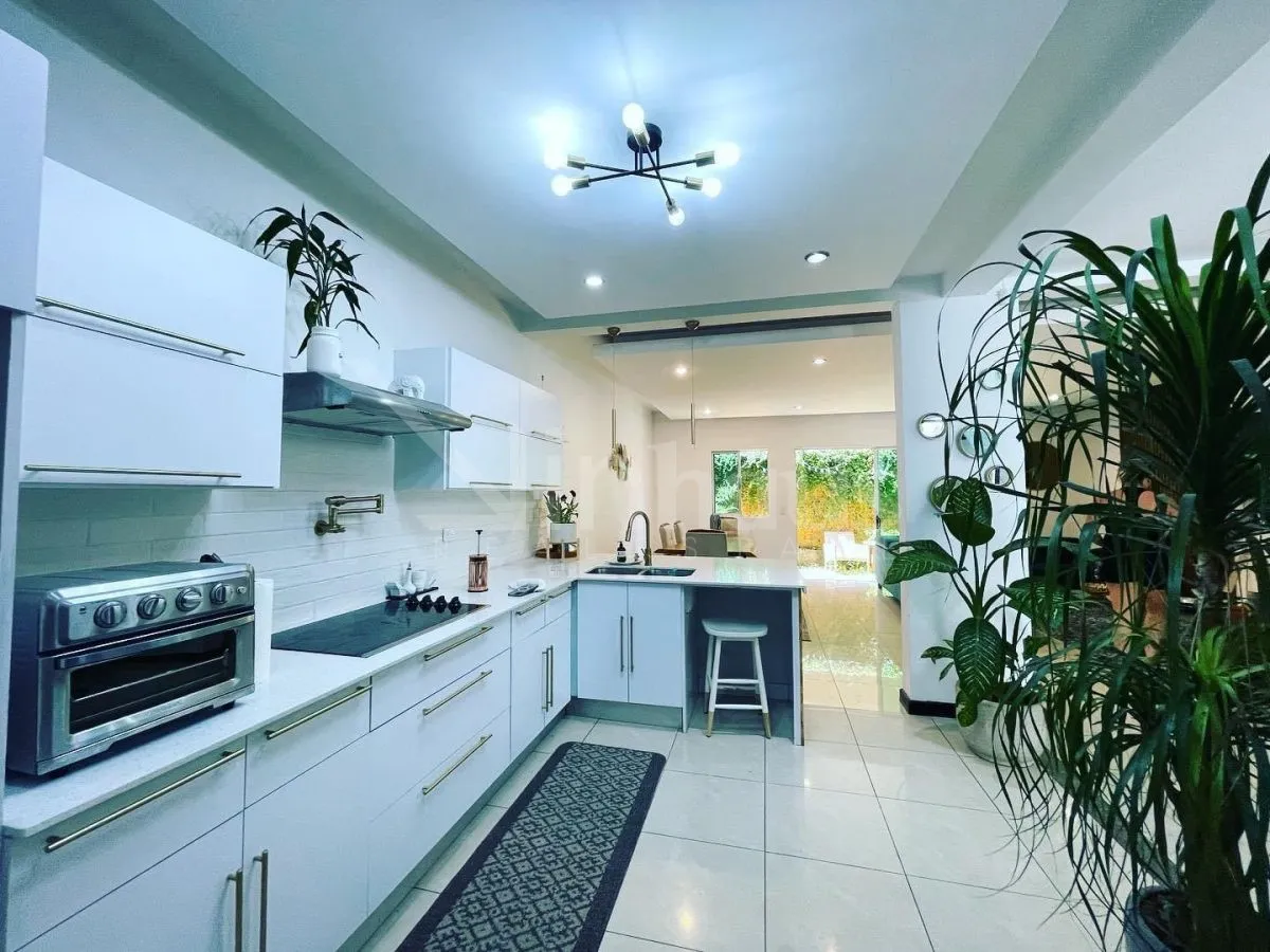 Casa en venta en Trejos Montealegre de tres niveles