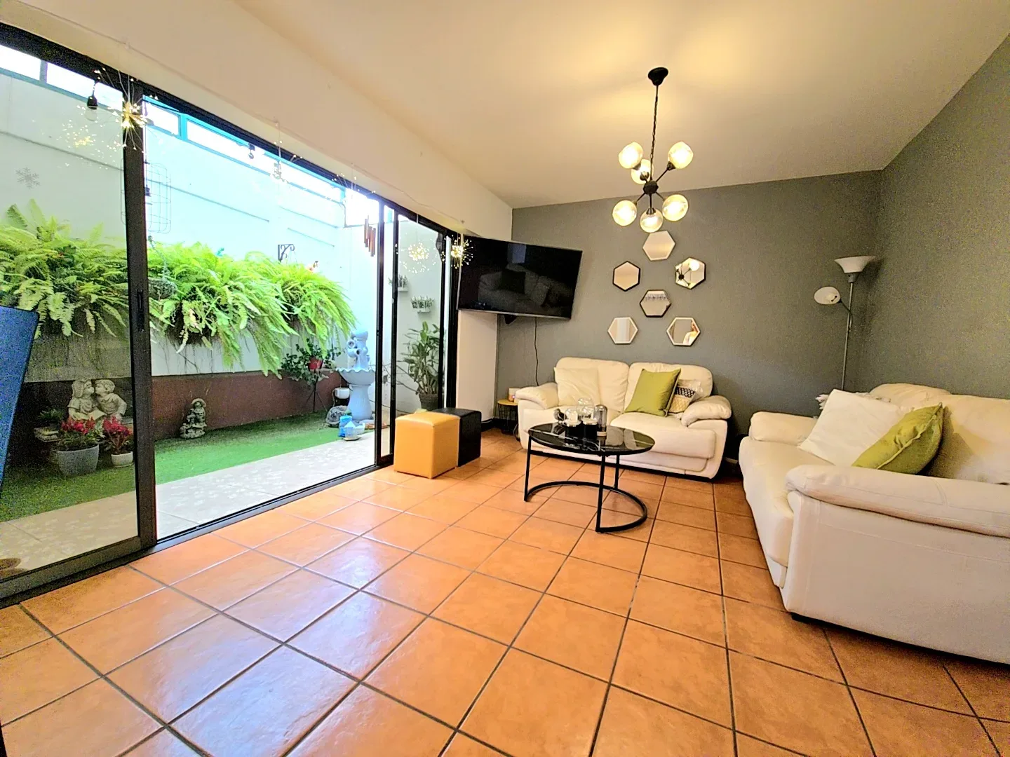 SE VENDE CASA COLONIAL MODERNA CON OFICINA INDEPENDIENTE Y UBICACION ESTRATEGICA EN HEREDIA - foto 4
