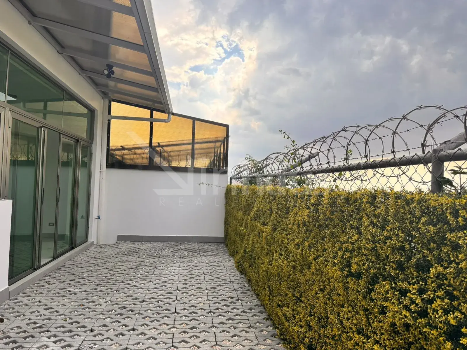 Alquiler de apto tipo loft con patio - foto 4