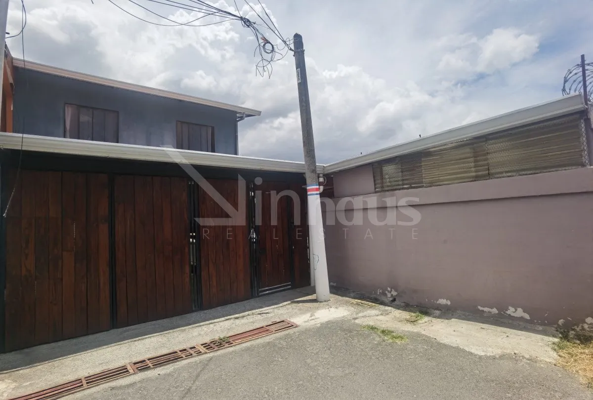 Venta de casa de 2 plantas - Patarra