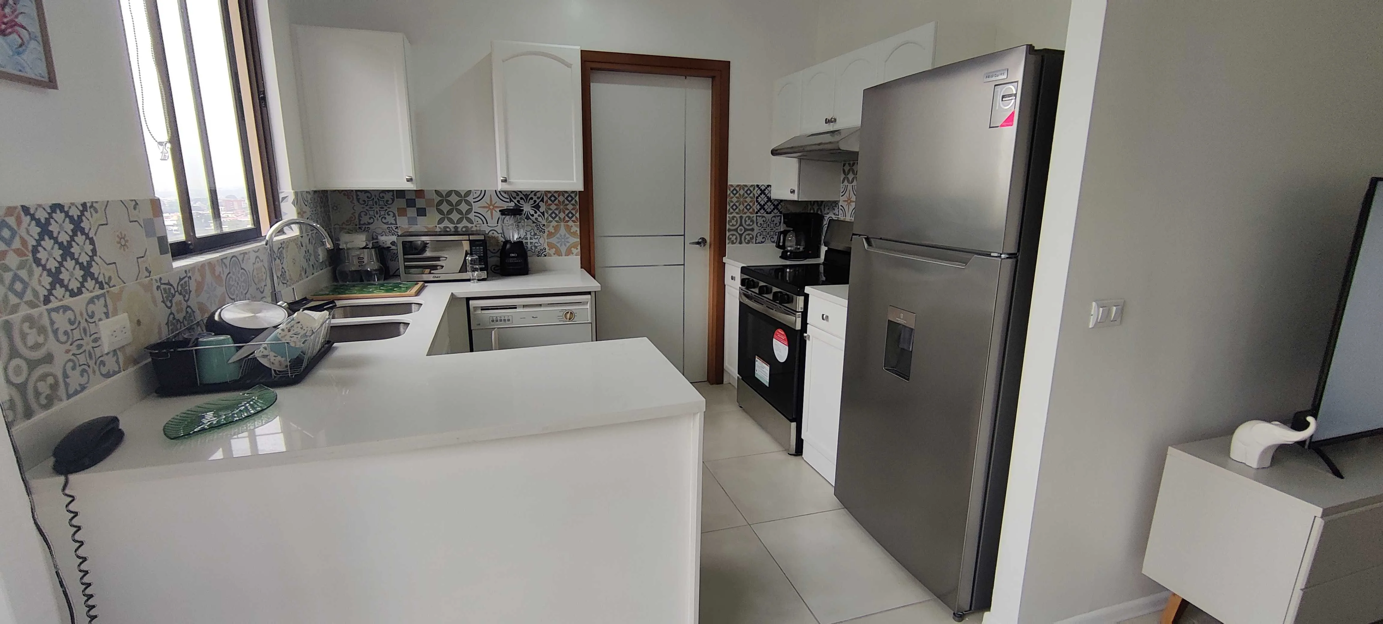 Moderno, seguro, amueblado y conectado apartamento con vistas únicas en Escazú - foto 4