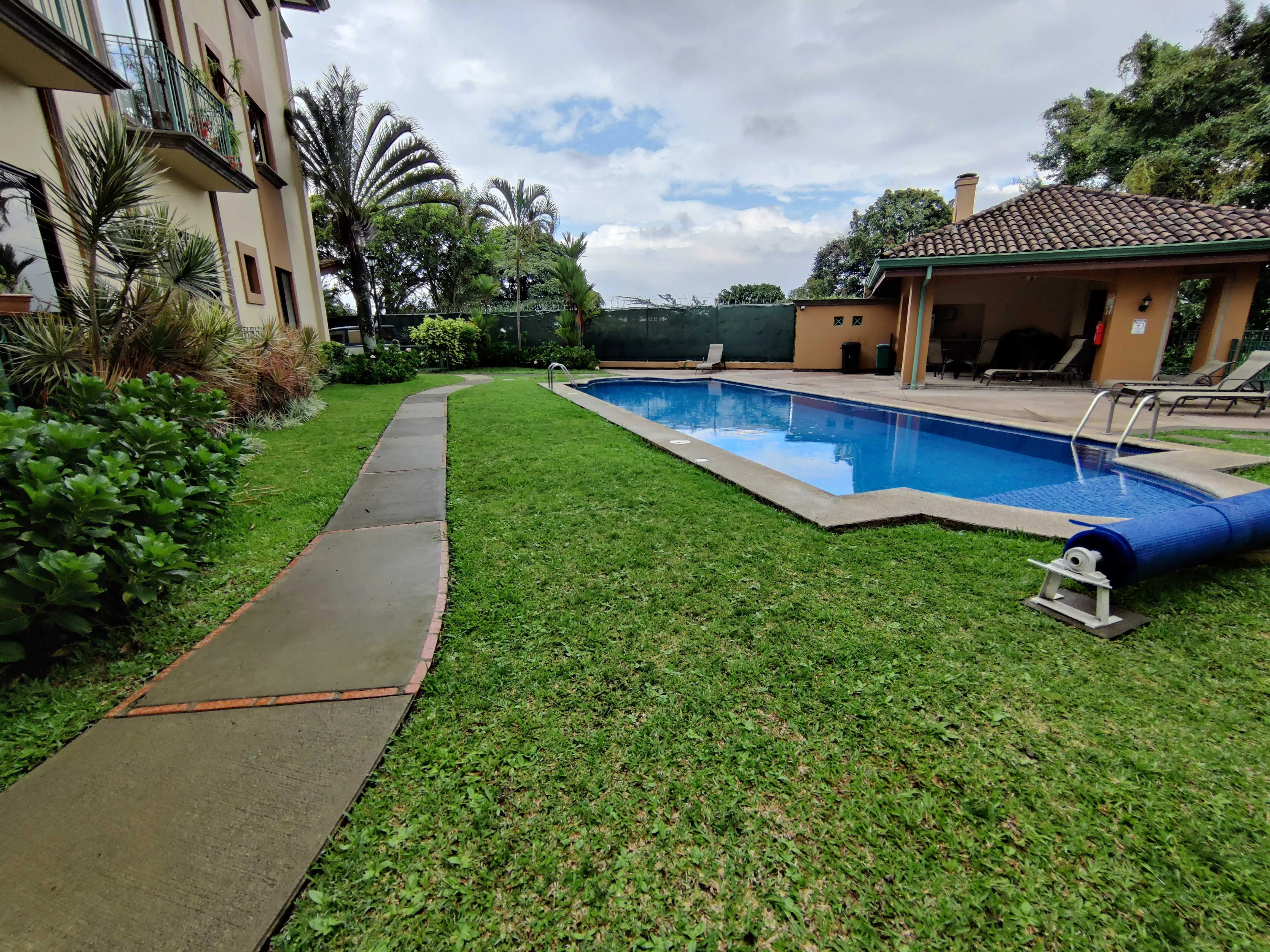 Moderno, seguro, amueblado y conectado apartamento con vistas únicas en Escazú - foto 6