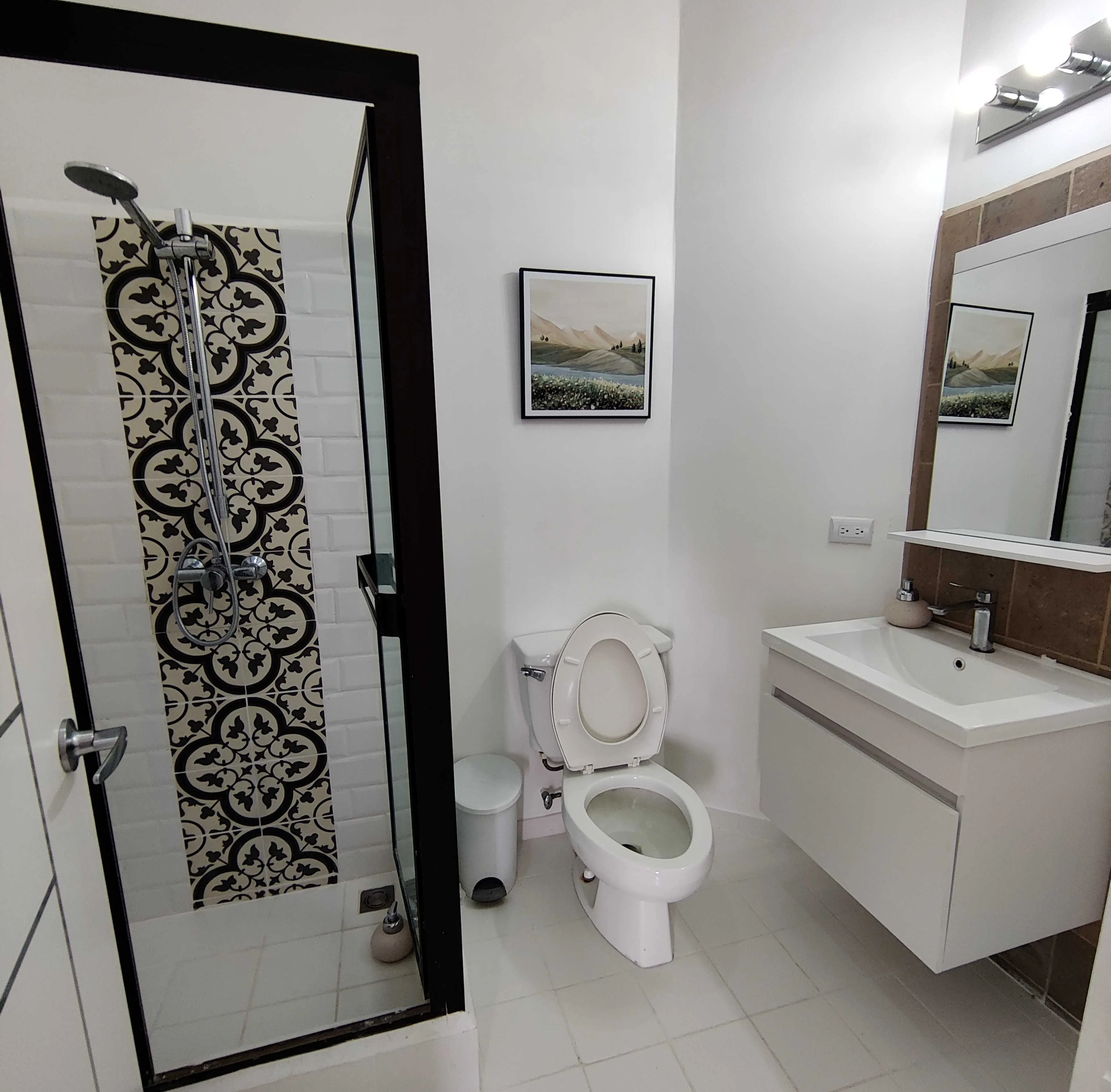 Moderno, seguro, amueblado y conectado apartamento con vistas únicas en Escazú - foto 2