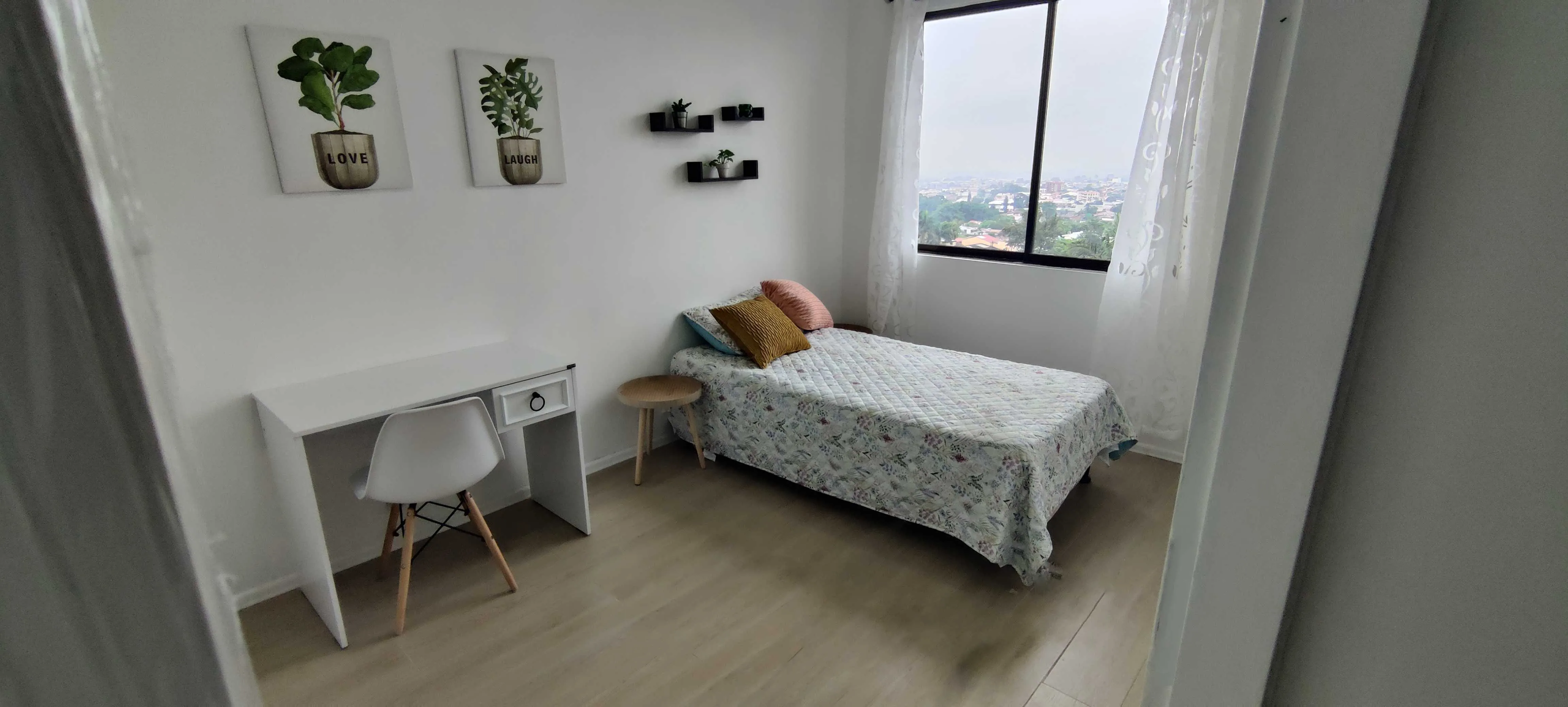 Moderno, seguro, amueblado y conectado apartamento con vistas únicas en Escazú - foto 3