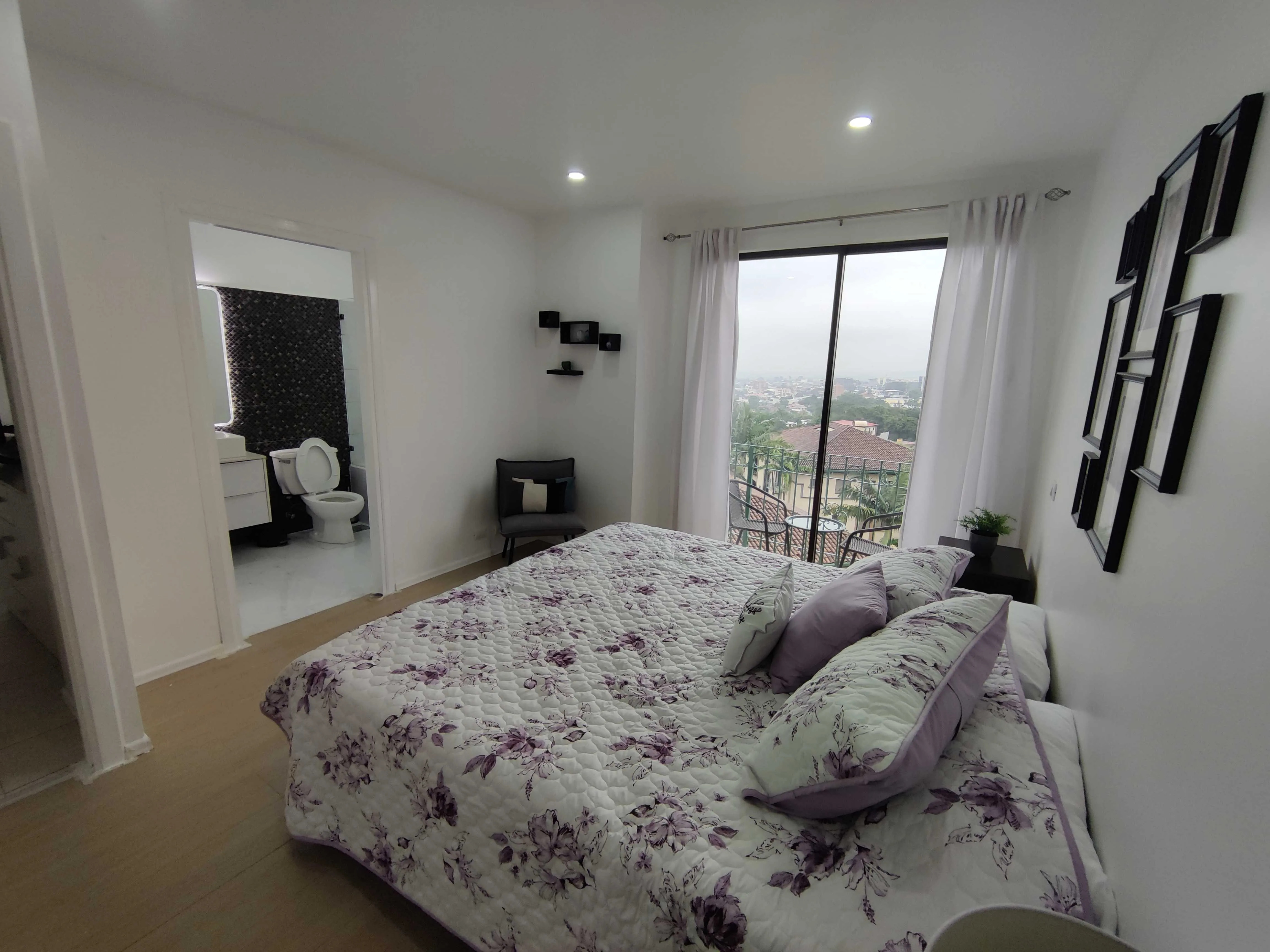 Moderno, seguro, amueblado y conectado apartamento con vistas únicas en Escazú - foto 5
