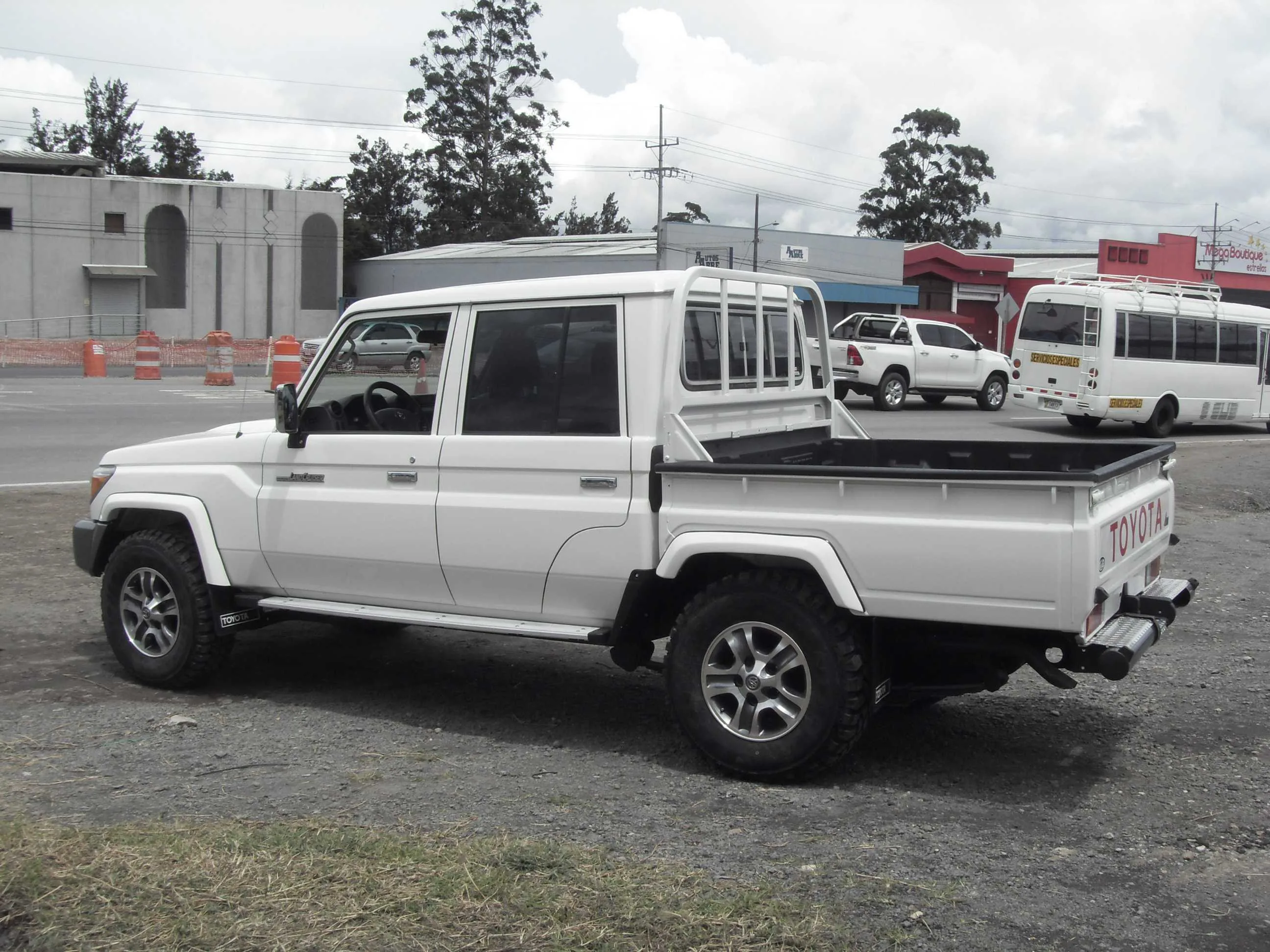 Toyota Land Cruiser Pick uo 4x4 Doble cabina - foto 3