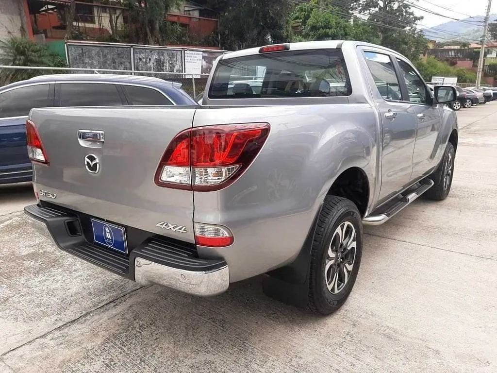 Se vende Mazda BT50 2018 - foto 4