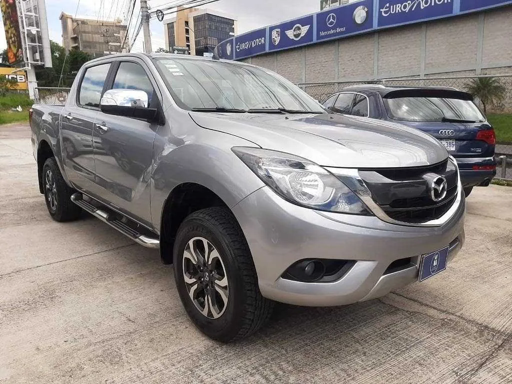 Se vende Mazda BT50 2018 - foto 2