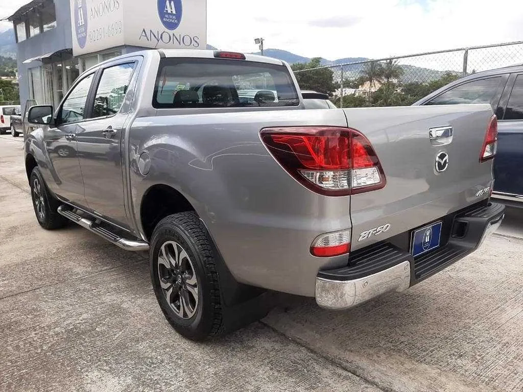 Se vende Mazda BT50 2018 - foto 3