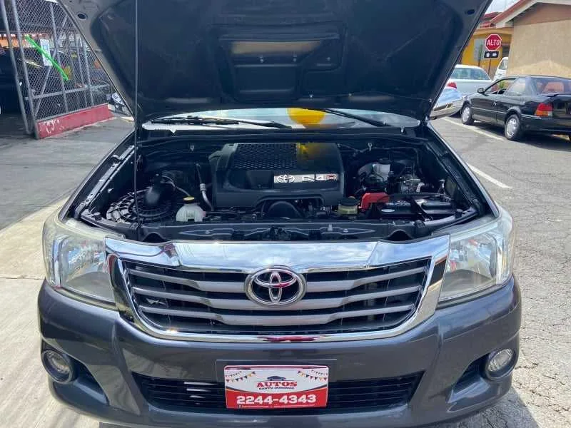 SE VENDE PICK UP-TOYOTA HILUX SRV-TDI-DOBLE CABINA-MANUAL-2013-4X4 - foto 3