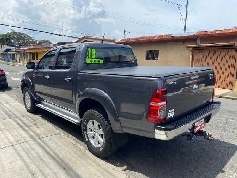 SE VENDE PICK UP-TOYOTA HILUX SRV-TDI-DOBLE CABINA-MANUAL-2013-4X4 - foto 2