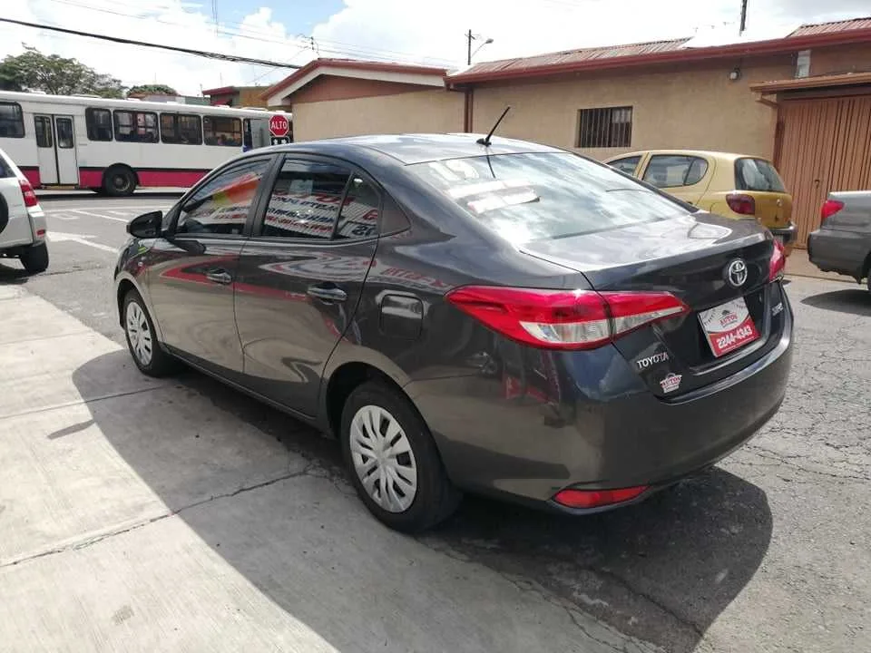 SE VENDE TOYOTA YARIS E-VVT-i-2019-AUTOMATICO TIP TRONIC - foto 4