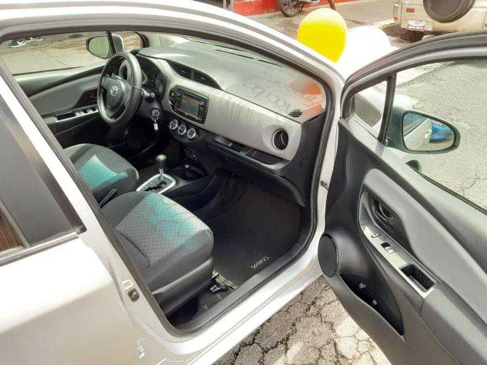 SE VENDE TOYOTA YARIS -VVTI 2015 - foto 2