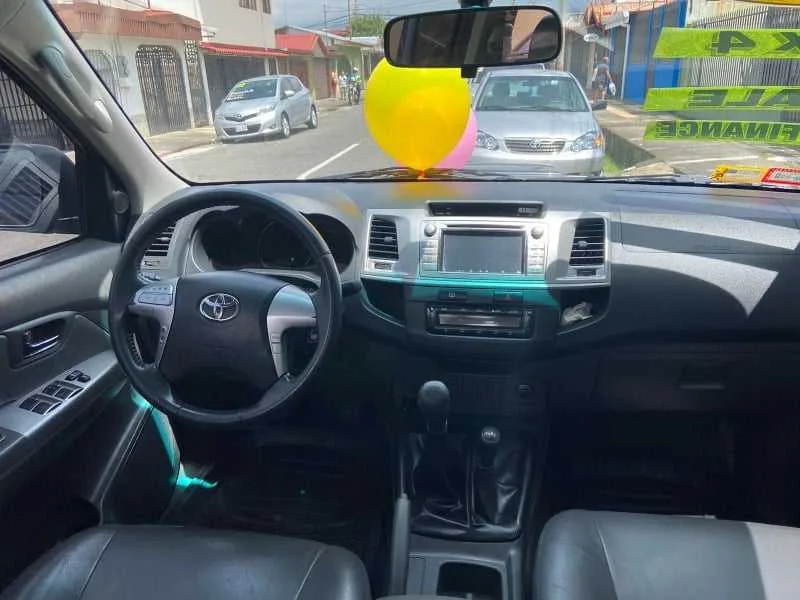 SE VENDE PICK UP-TOYOTA HILUX SRV-TDI-DOBLE CABINA-MANUAL-2013-4X4 - foto 5