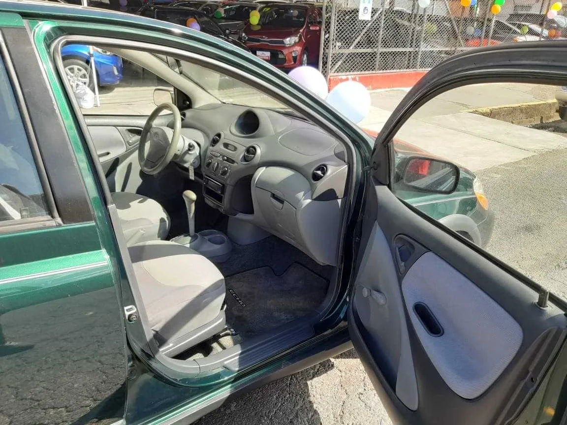 SE VENDE TOYOTA ECHO YARIS 2001 - foto 2