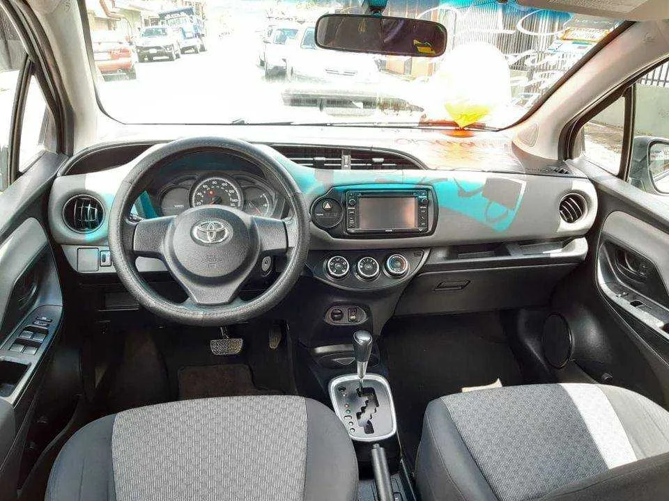 SE VENDE TOYOTA YARIS -VVTI 2015 - foto 3