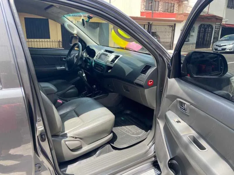 SE VENDE PICK UP-TOYOTA HILUX SRV-TDI-DOBLE CABINA-MANUAL-2013-4X4 - foto 6