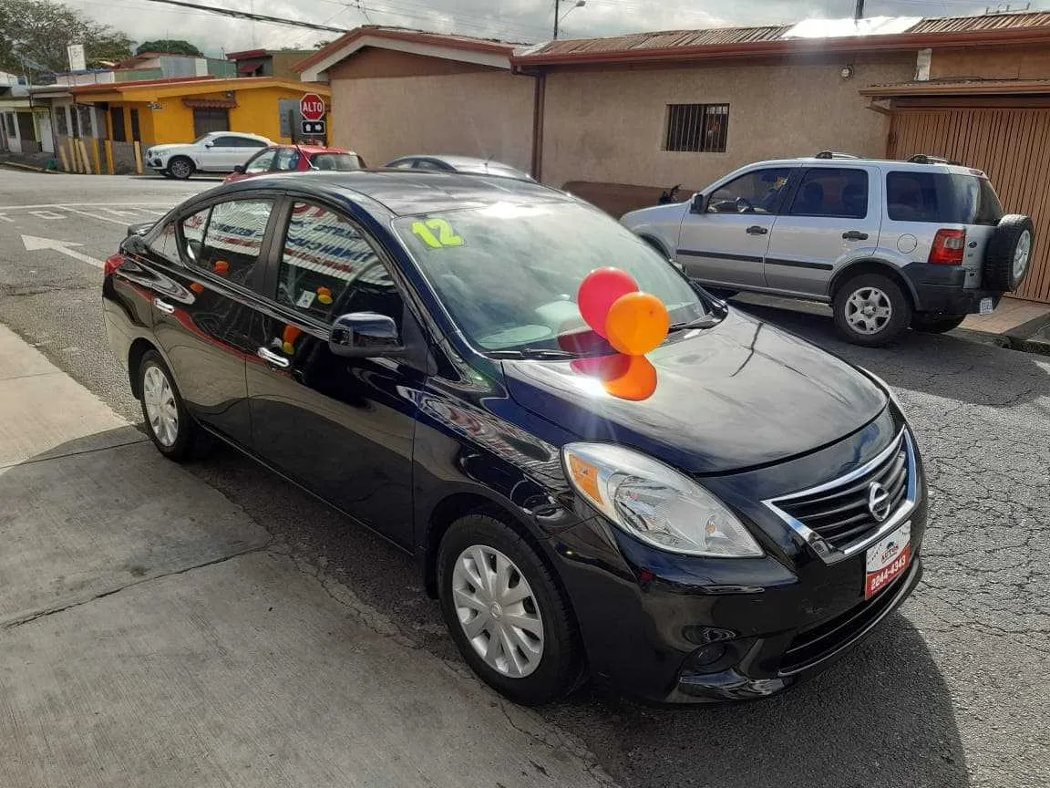 SE VENDE NISSAN VERSA 2012 - foto 2