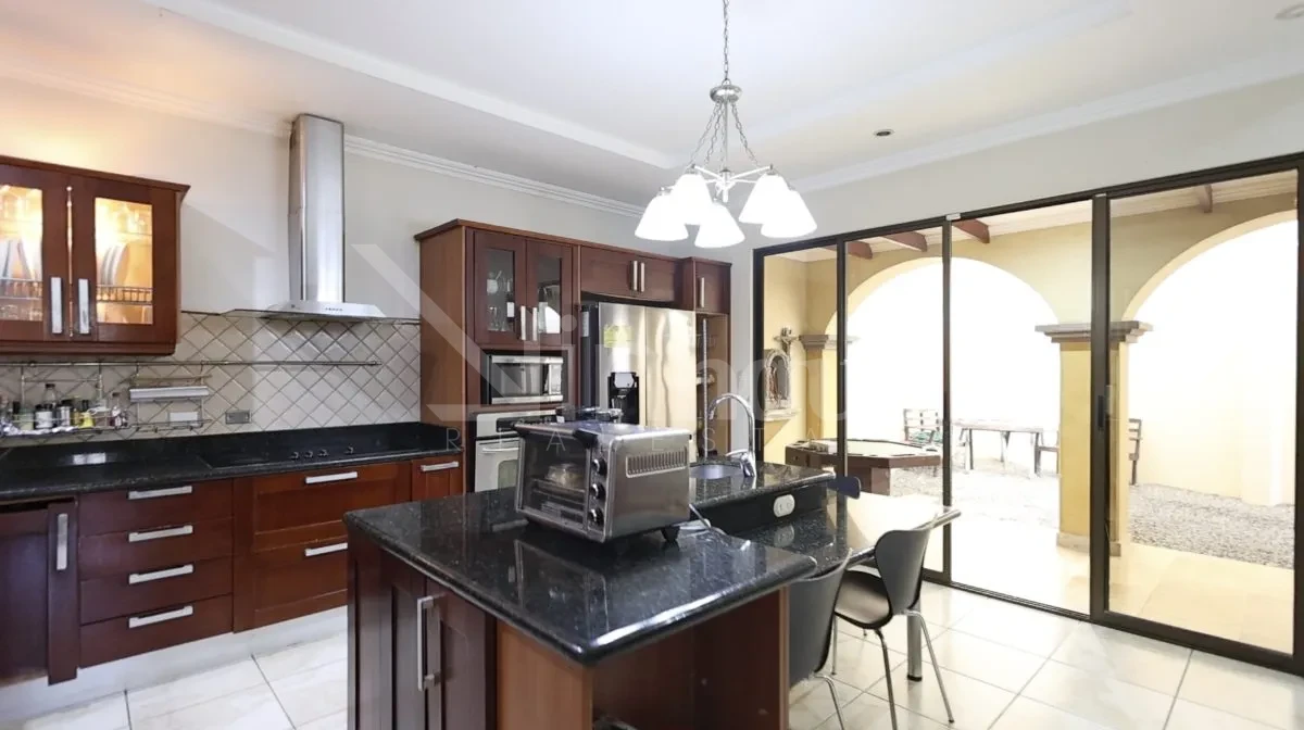 Venta de casa en Pinares - foto 4