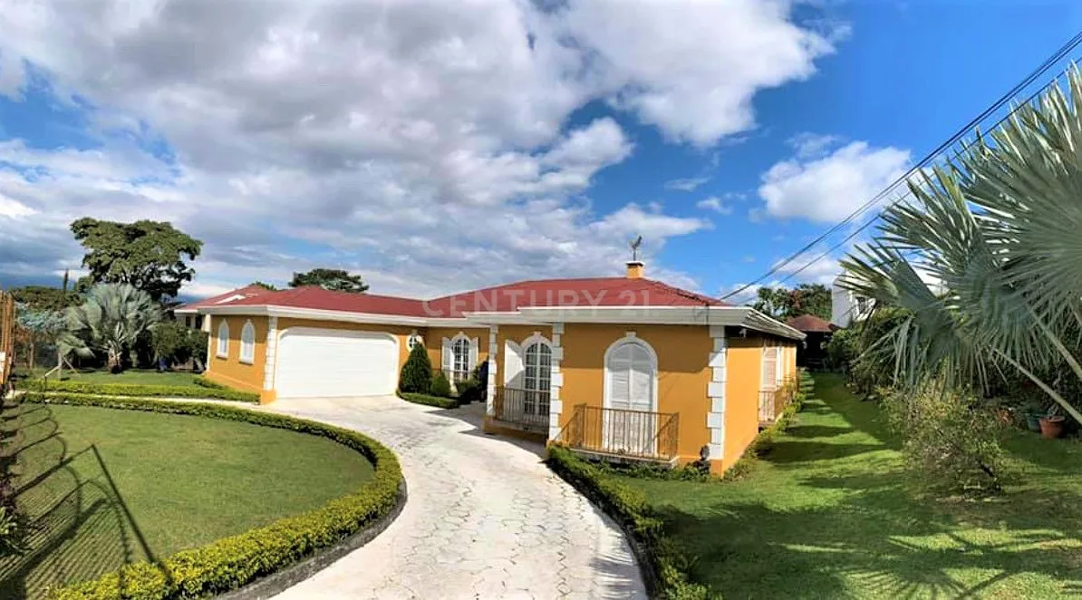 VENTA DE CASA INDEPENDIENTE DE UNA PLANTA CON ESPECTACULARES JARDINES