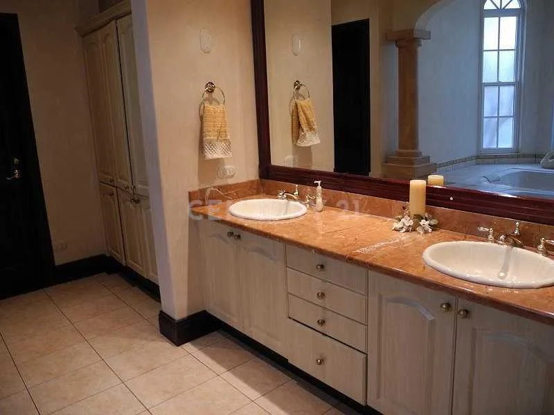 VENTA DE HERMOSA CASA UBICADA EN LA EXCELENTE ZONA DE ESCAZU - foto 5