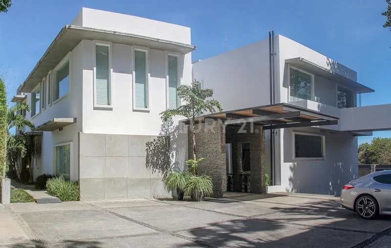 VENTA DE LUJOSA CASA UBICADA ESCAZÚ