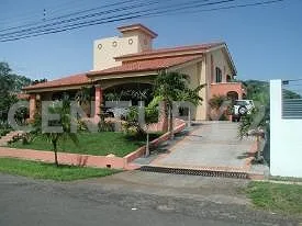 Preciosa Casa en Residencial