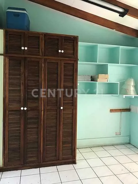 VENTA DE CASA PARA RE MODELAR CON AMPLIO TERRENO USO DE SUELO MIXTO EN GUACHIPELIN ESCAZÚ - foto 4