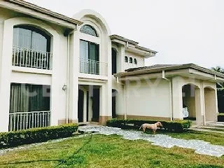 VENTA DE LUJOSA CASA EN LINDORA