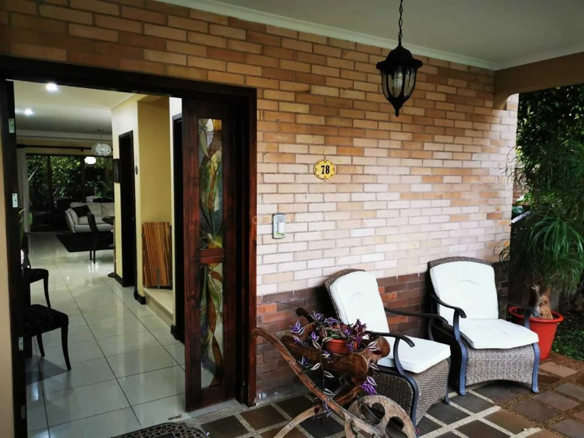 VENTA DE BELLA CASA DE 4 DORMITORIOS EN CONDOMNIO DE LUJO EN SANTA ANA POZOS - foto 2