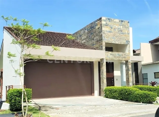 VENTA DE MODERNA CASA EN EXCLUSIVO CONDOMINIO EN BARREAL DE HEREDIA