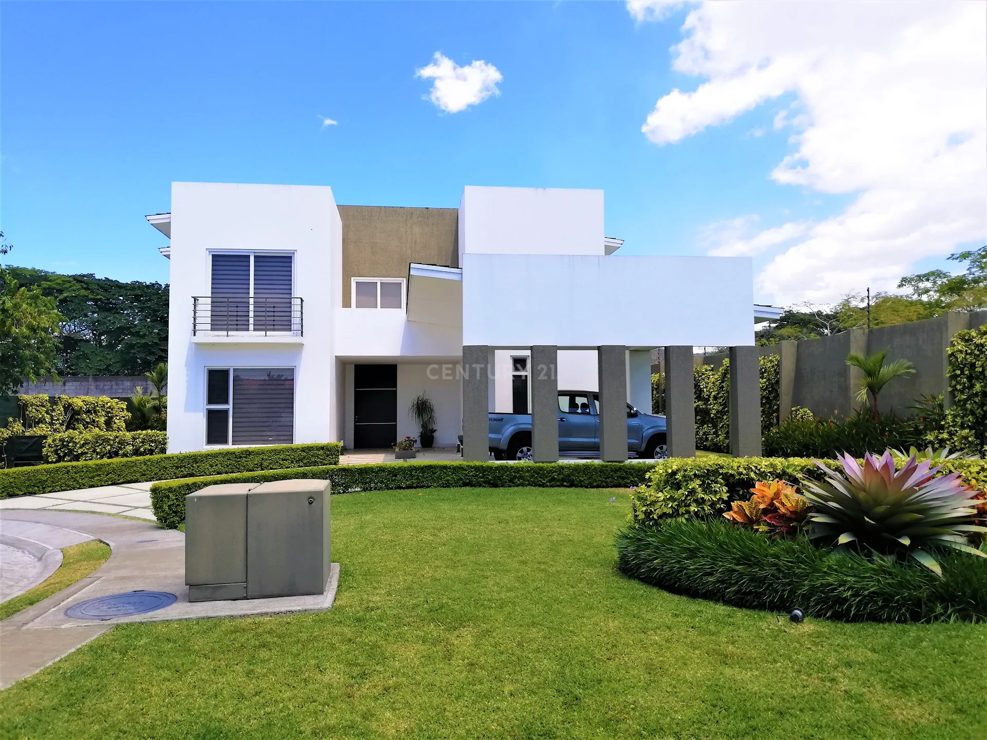 VENTA DE MODERNA CASA EN EXCLUSIVO CONDOMINIO EN LINDORA SANTA ANA