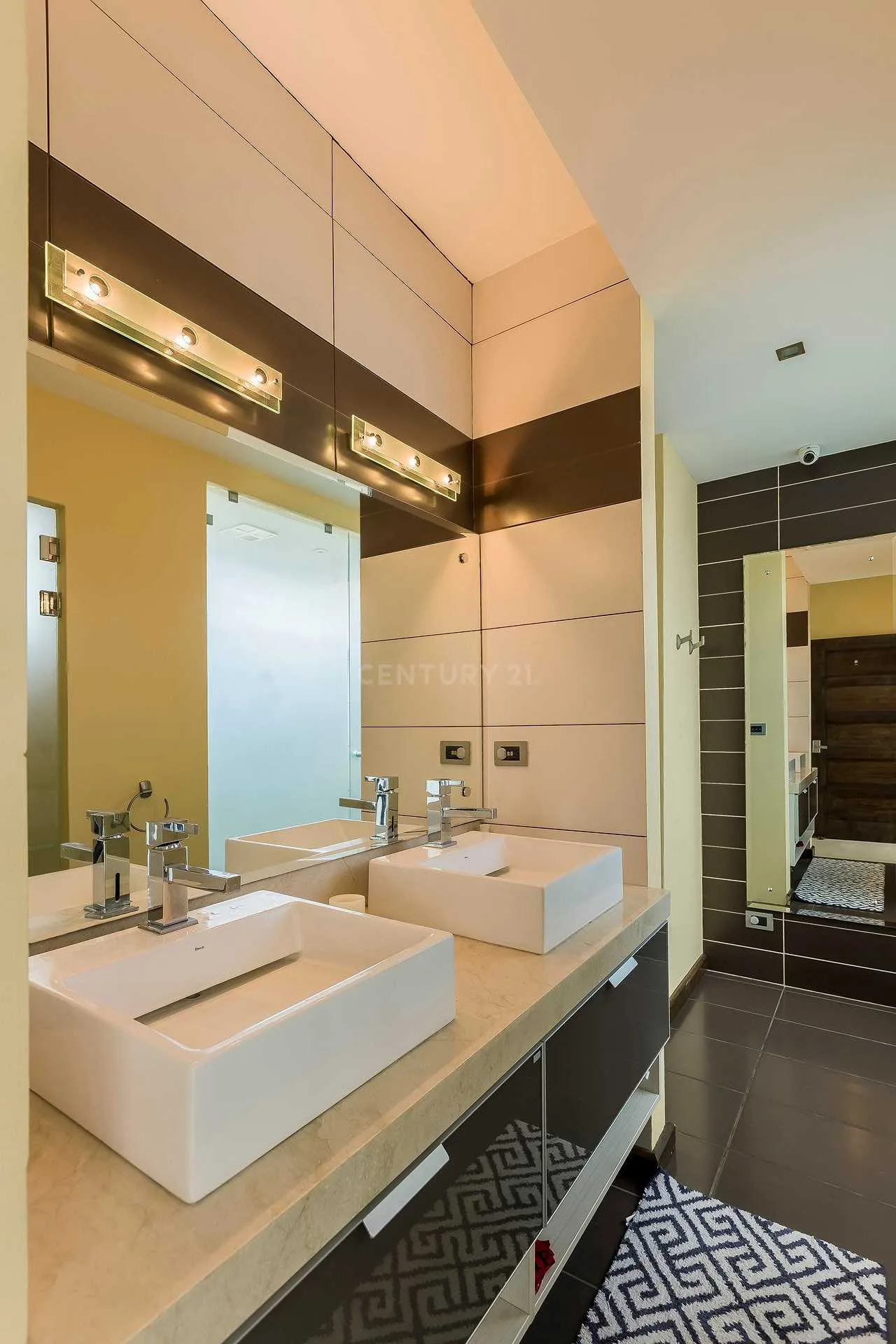 VENTA DE LUJOSA CASA EN LOMA REAL GUACHIPELIN ESCAZU CON PRECIO DE OPORTUNIDAD $620.00 - foto 3