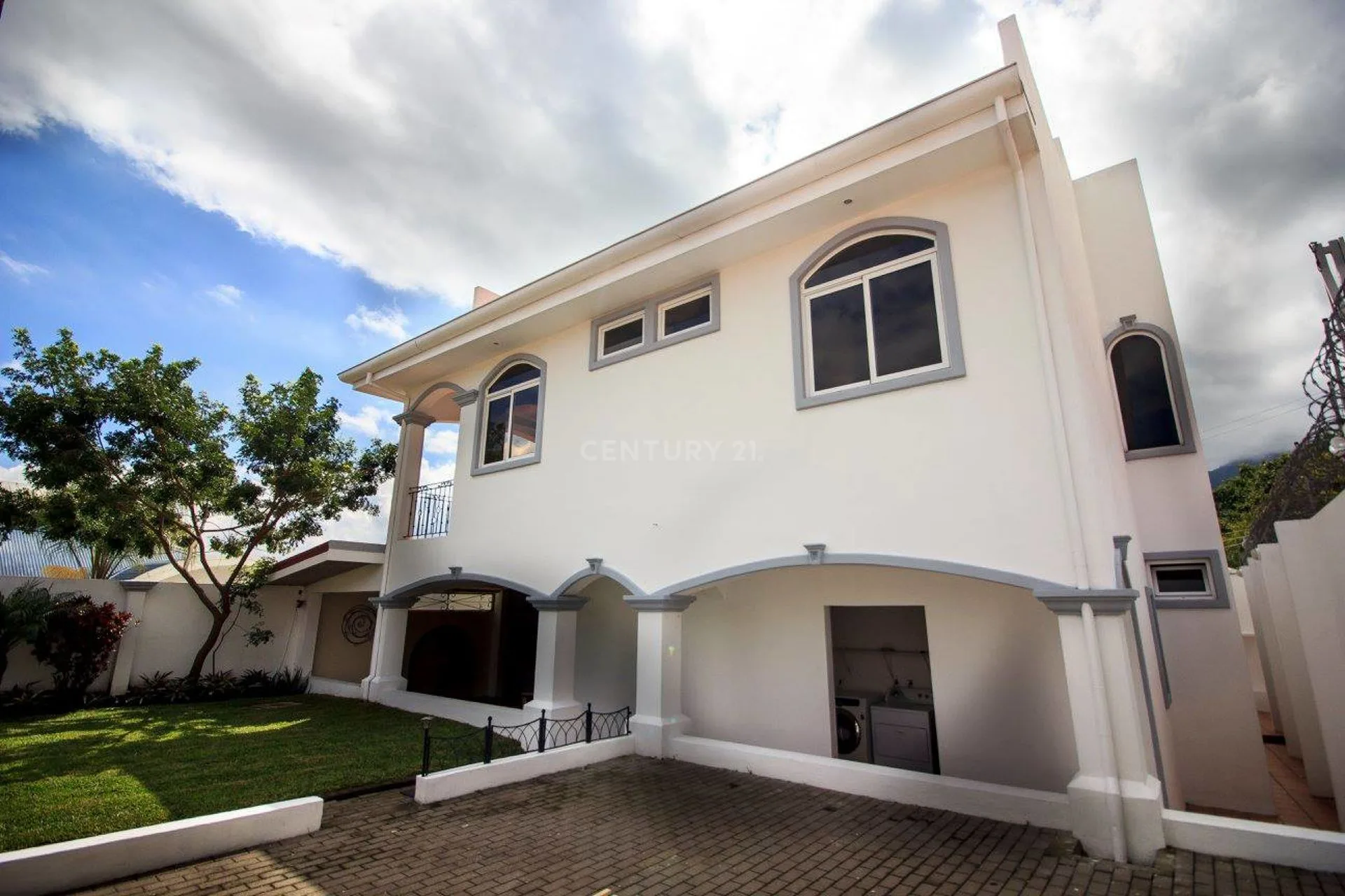 ESPECTACULAR CASA  EN ESCAZU CON VISTAS A LAS MONTAÑAS Y EXCELENTES ACABADOS