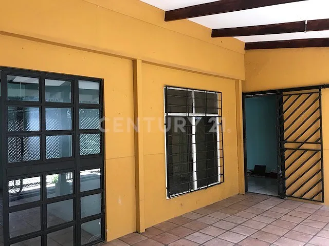 VENTA DE CASA PARA RE MODELAR CON AMPLIO TERRENO USO DE SUELO MIXTO EN GUACHIPELIN ESCAZÚ